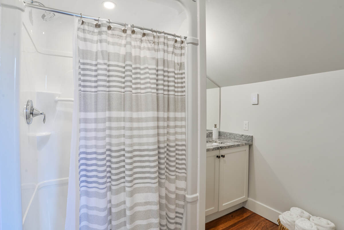 Main House Master Bedroom Ensuite