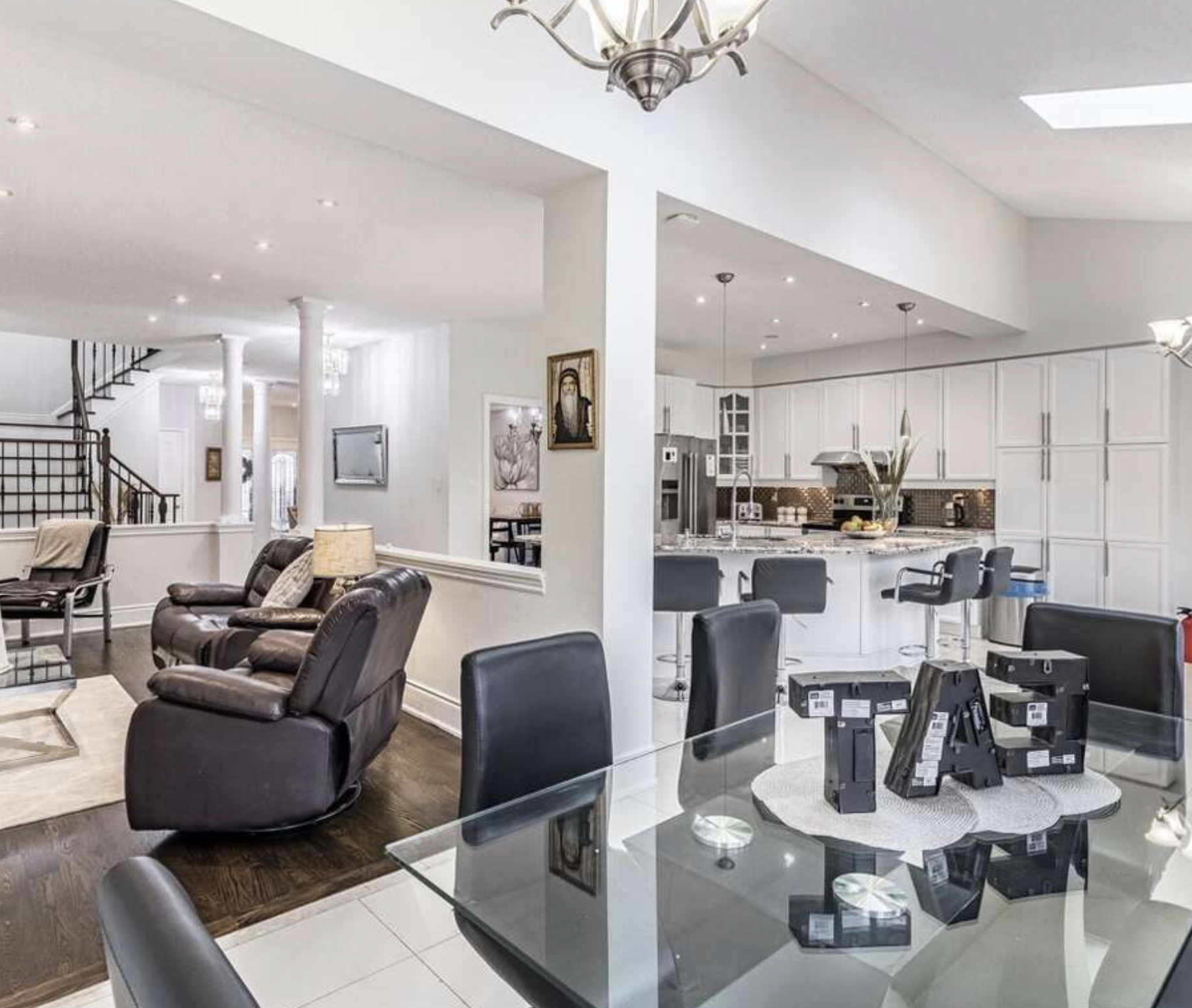 11 bedrooms detached home