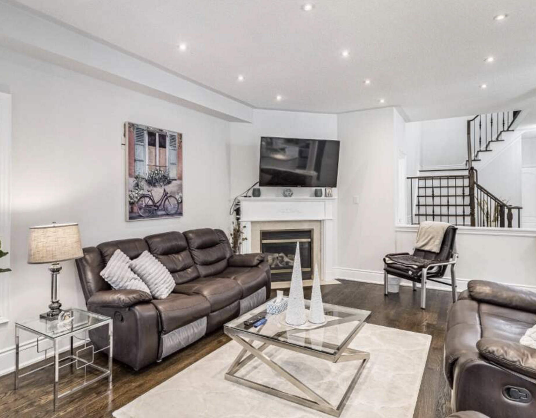 11 bedrooms detached home