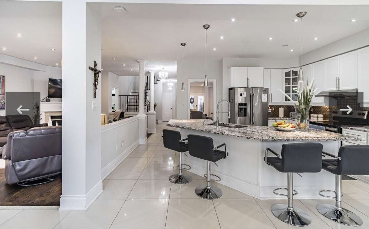 11 bedrooms detached home