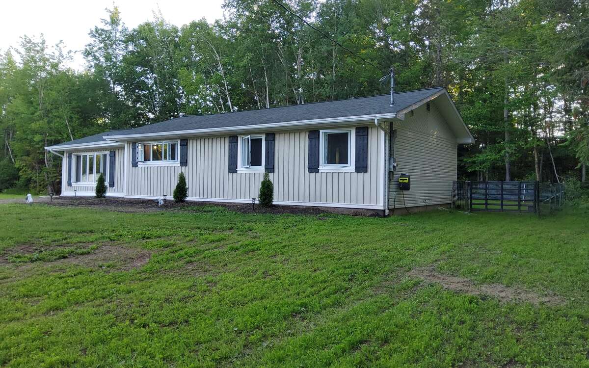 2 Bed, Serene Family Home on 1.8 Acres with Pond