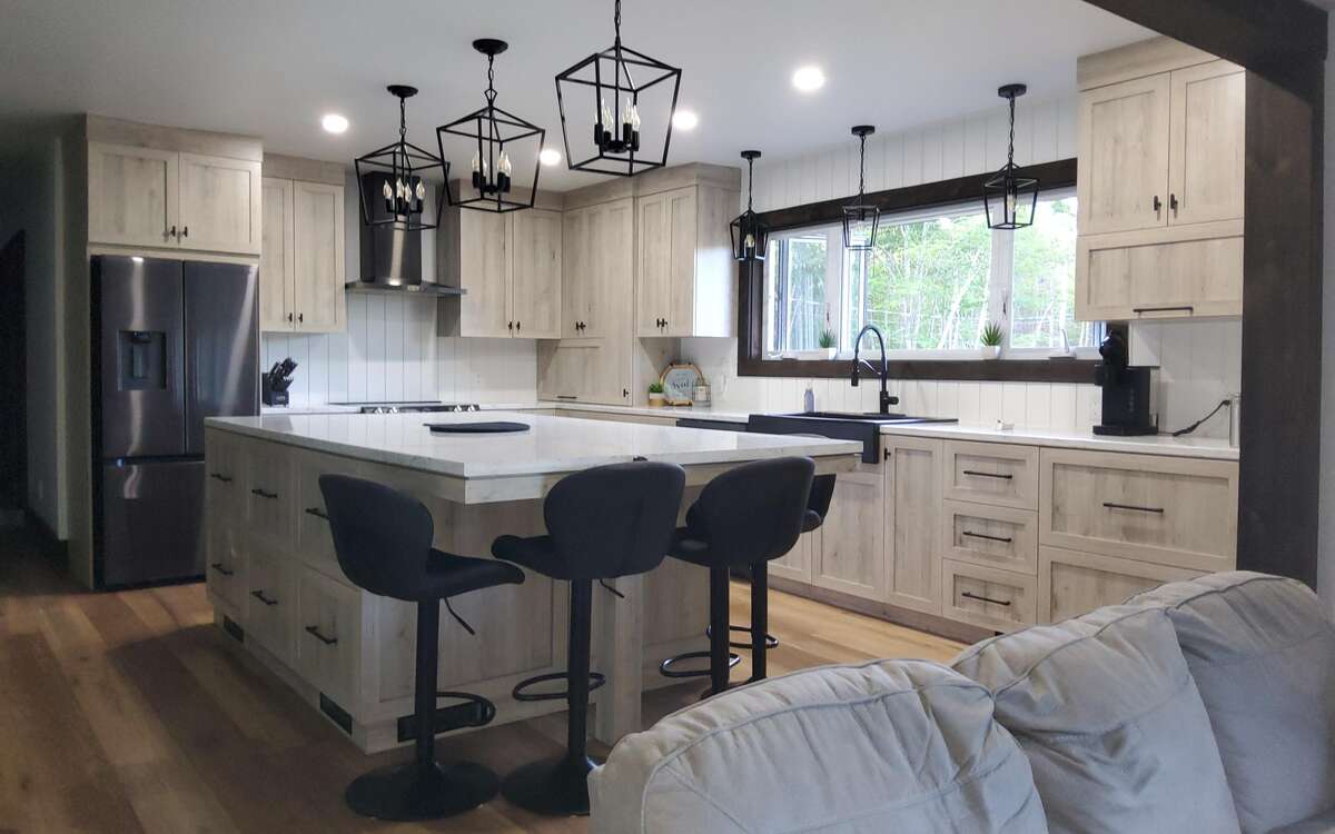 2 Bed, Serene Family Home on 1.8 Acres with Pond