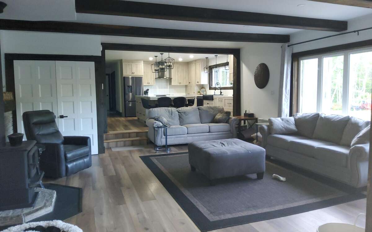 2 Bed, Serene Family Home on 1.8 Acres with Pond