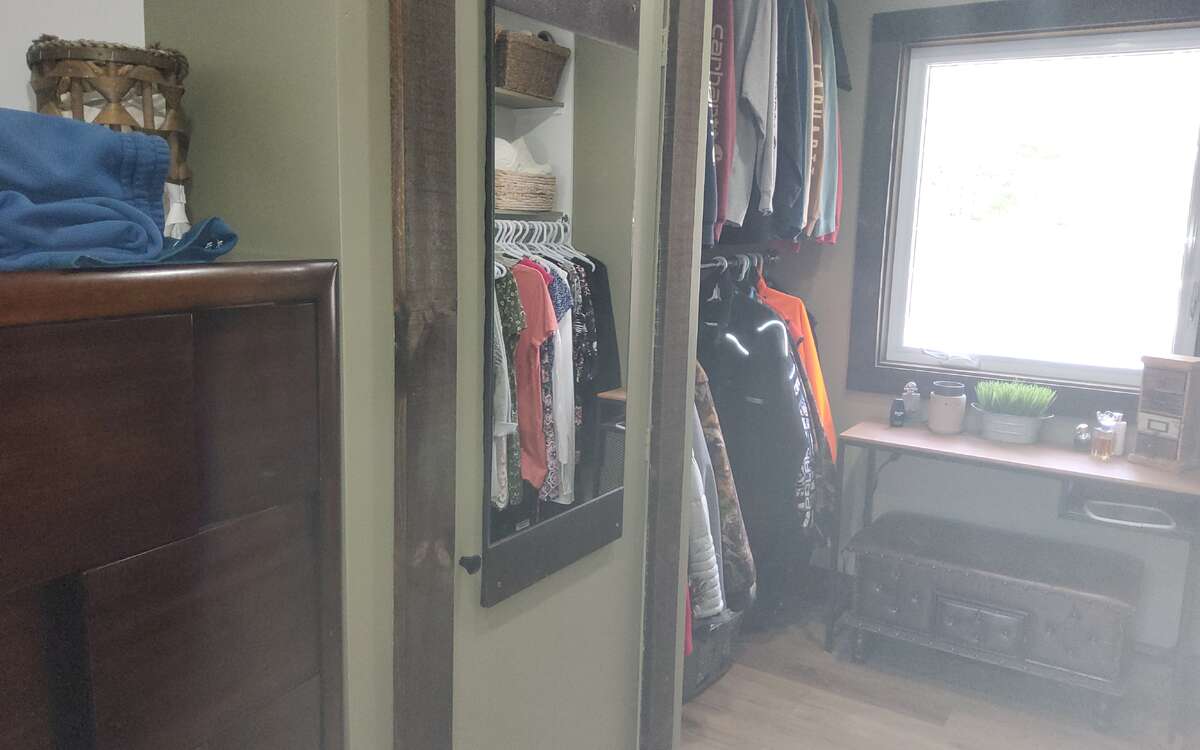 2 Bed, Serene Family Home on 1.8 Acres with Pond