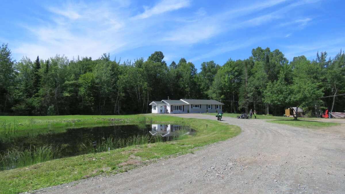 2 Bed, Serene Family Home on 1.8 Acres with Pond