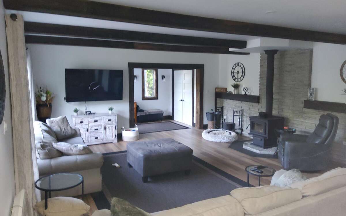 2 Bed, Serene Family Home on 1.8 Acres with Pond