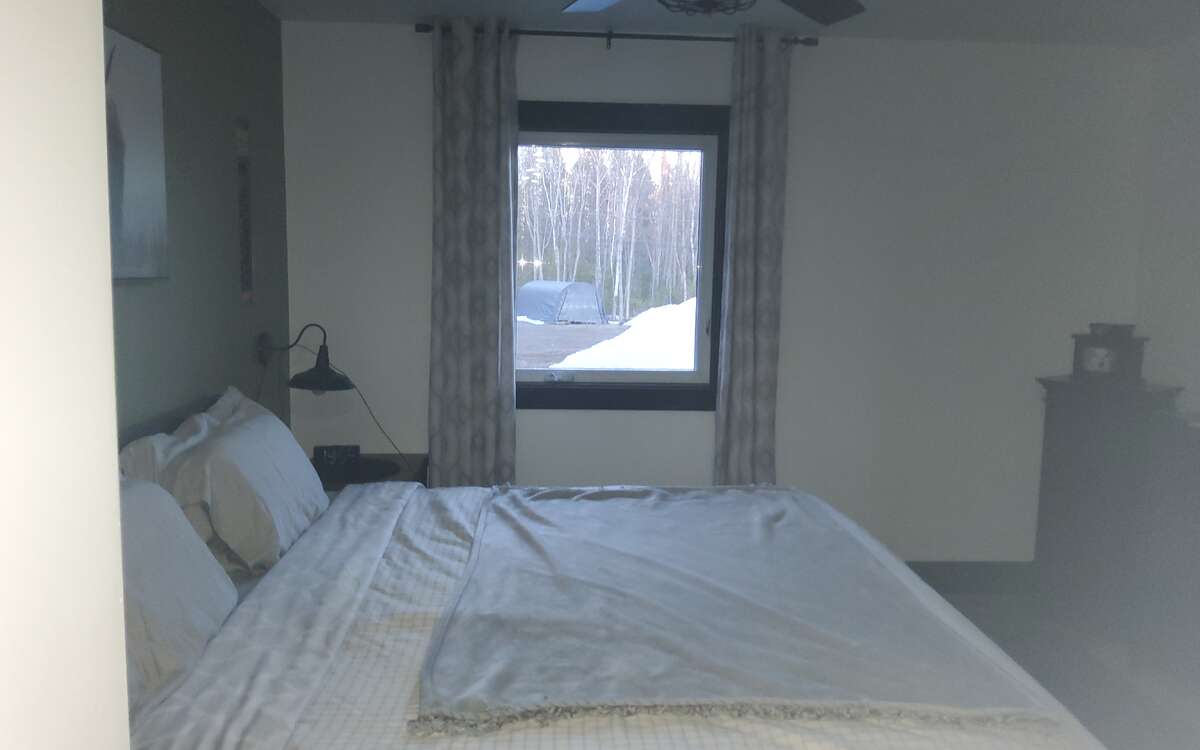 2 Bed, Serene Family Home on 1.8 Acres with Pond