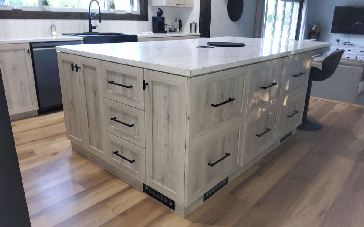 2 Bed, Serene Family Home on 1.8 Acres with Pond