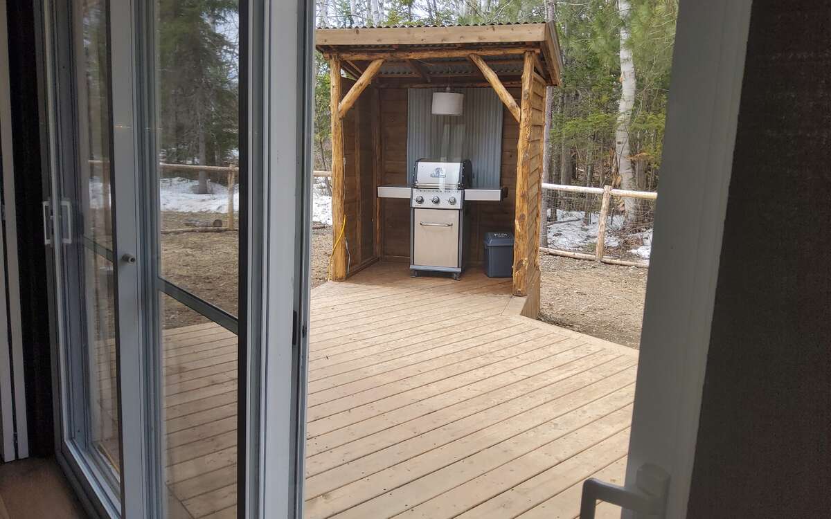 2 Bed, Serene Family Home on 1.8 Acres with Pond