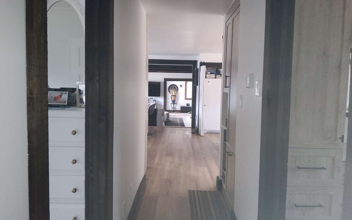 2 Bed, Serene Family Home on 1.8 Acres with Pond