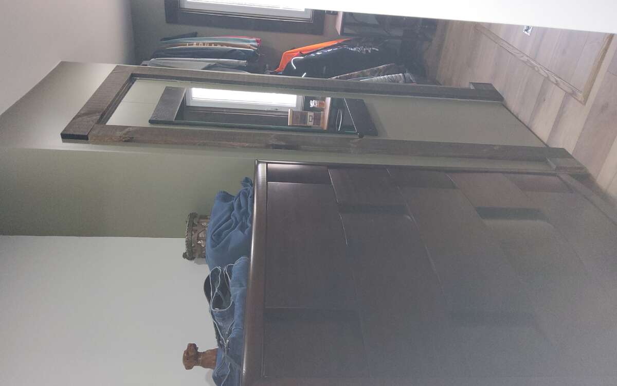 2 Bed, Serene Family Home on 1.8 Acres with Pond