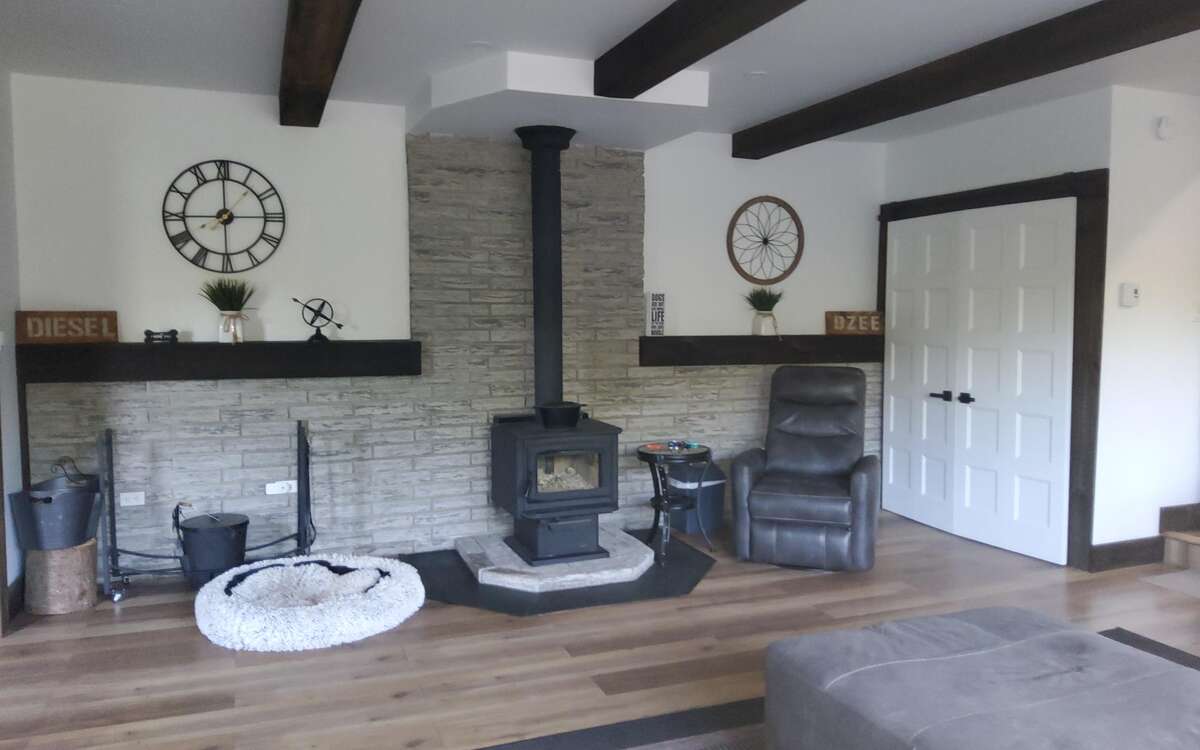 2 Bed, Serene Family Home on 1.8 Acres with Pond