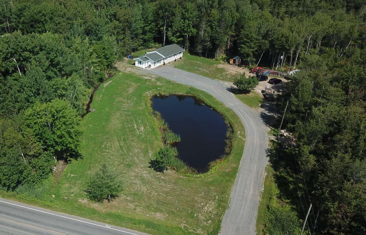 2 Bed, Serene Family Home on 1.8 Acres with Pond