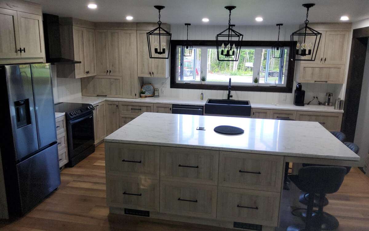 2 Bed, Serene Family Home on 1.8 Acres with Pond