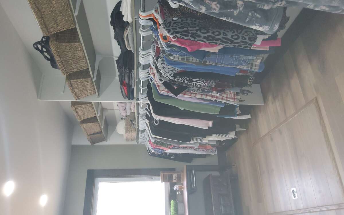 2 Bed, Serene Family Home on 1.8 Acres with Pond