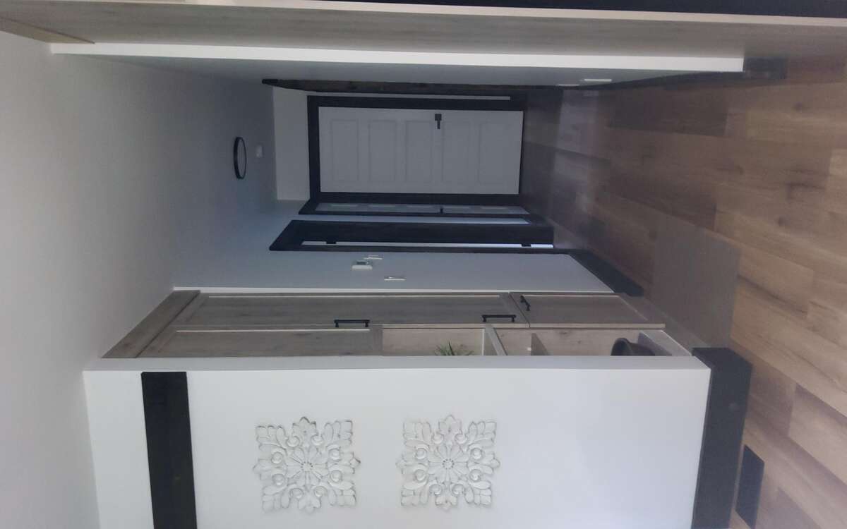 2 Bed, Serene Family Home on 1.8 Acres with Pond