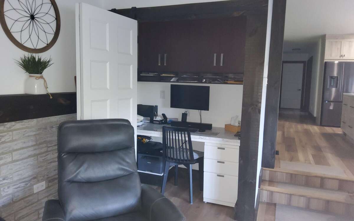 2 Bed, Serene Family Home on 1.8 Acres with Pond