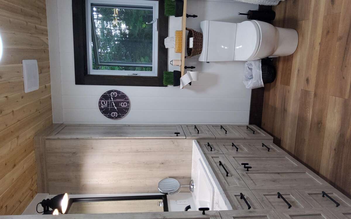 2 Bed, Serene Family Home on 1.8 Acres with Pond