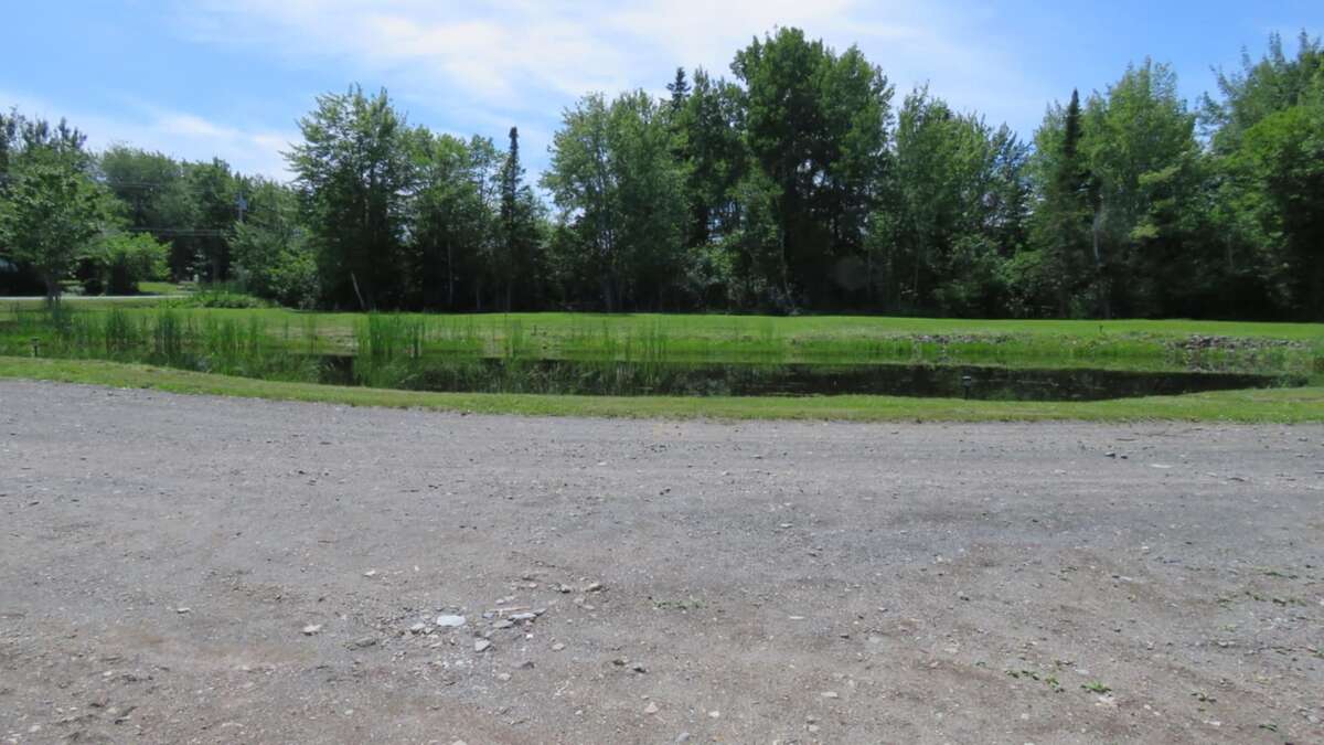 2 Bed, Serene Family Home on 1.8 Acres with Pond