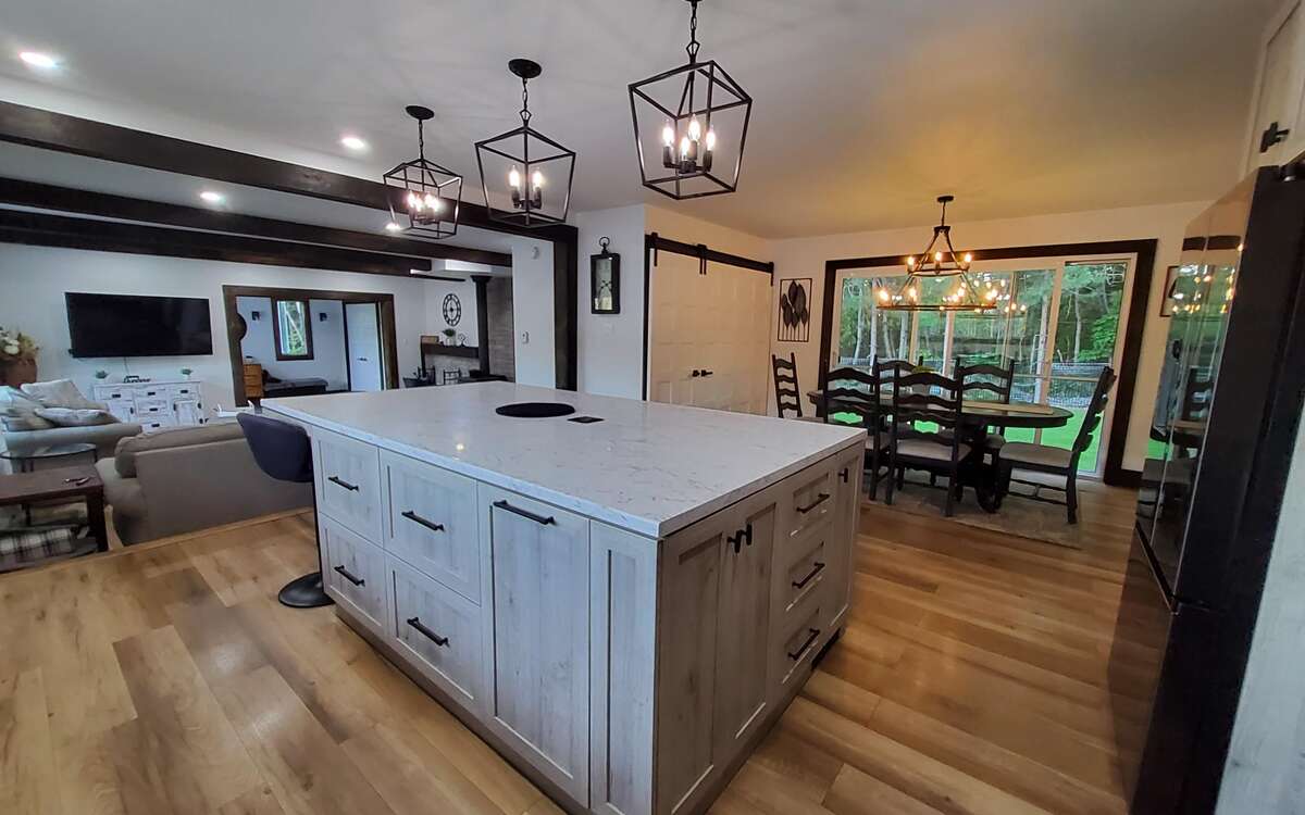 2 Bed, Serene Family Home on 1.8 Acres with Pond