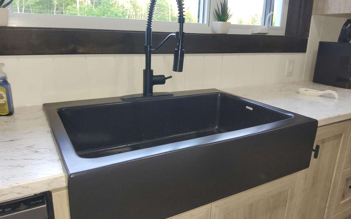 2 Bed, Serene Family Home on 1.8 Acres with Pond