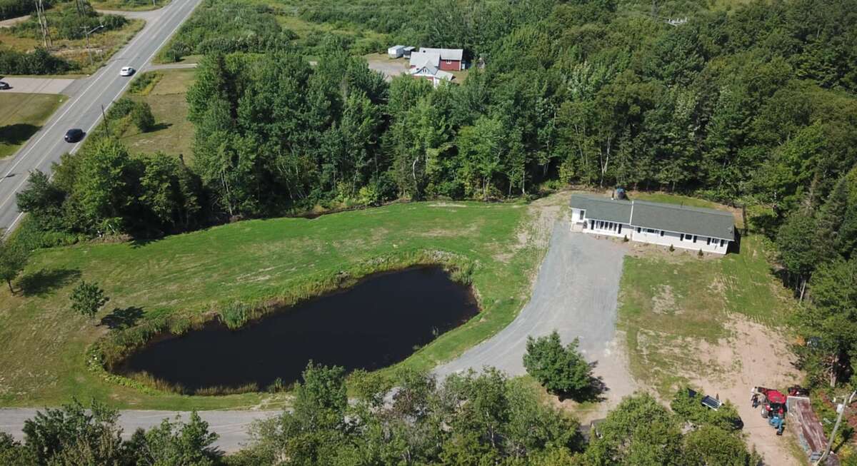 2 Bed, Serene Family Home on 1.8 Acres with Pond