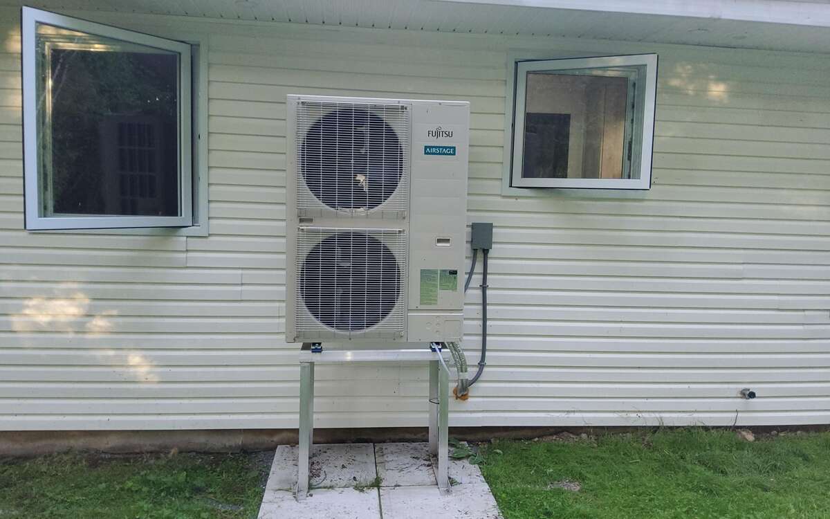 2 Bed, Serene Family Home on 1.8 Acres with Pond