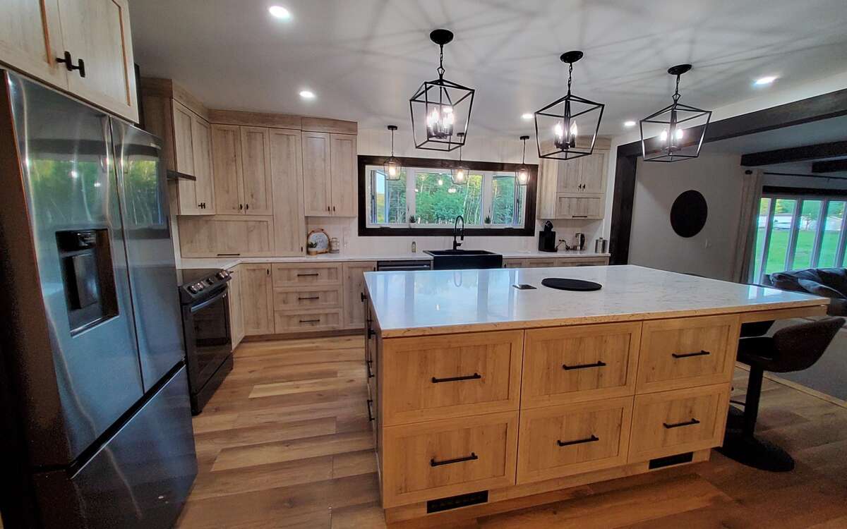 2 Bed, Serene Family Home on 1.8 Acres with Pond