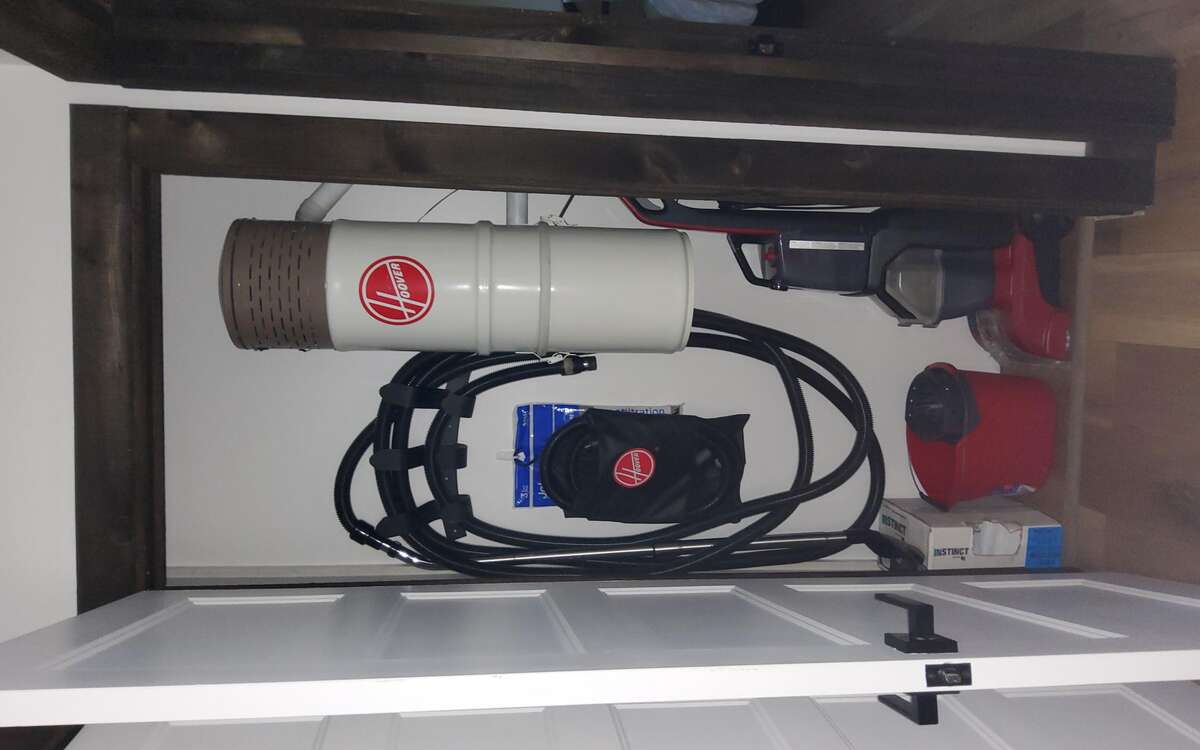 2 Bed, Serene Family Home on 1.8 Acres with Pond