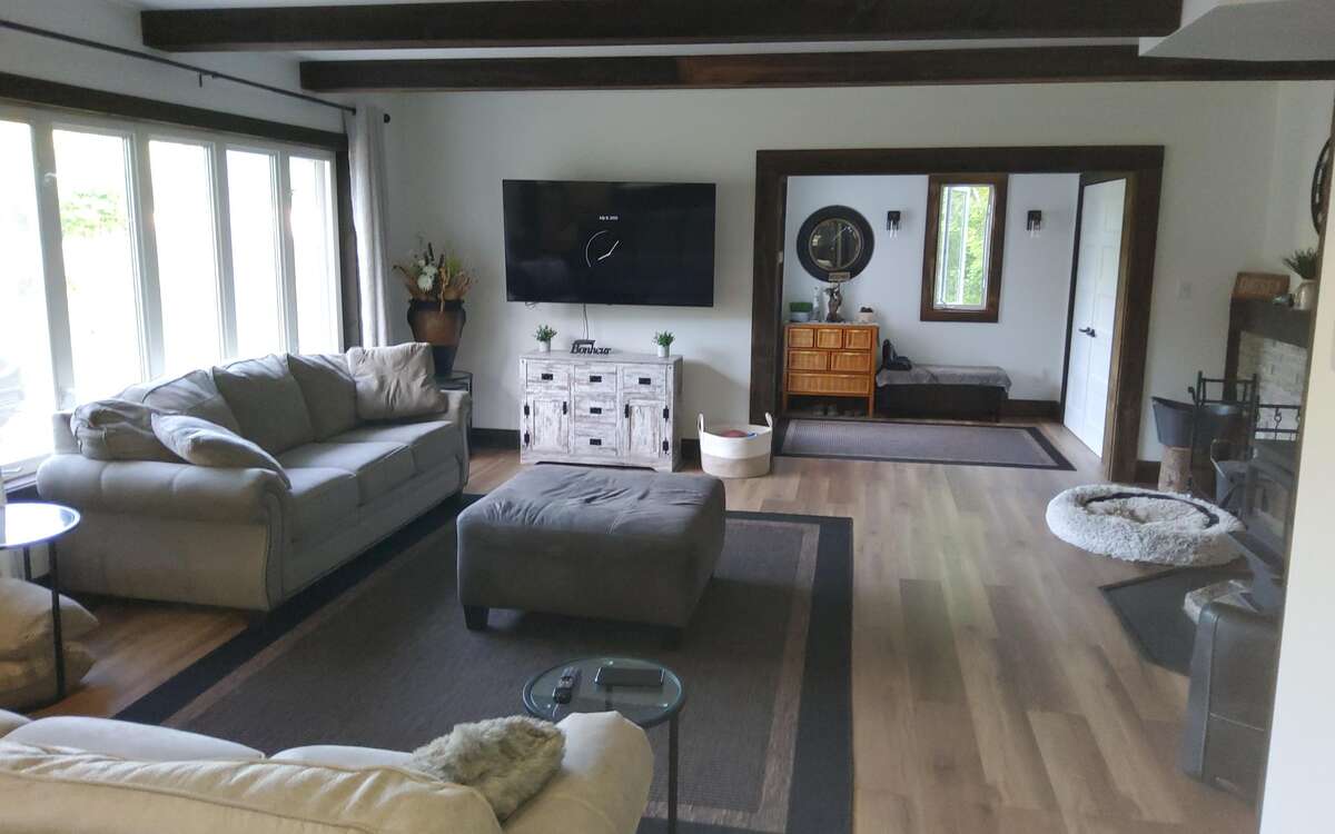 2 Bed, Serene Family Home on 1.8 Acres with Pond