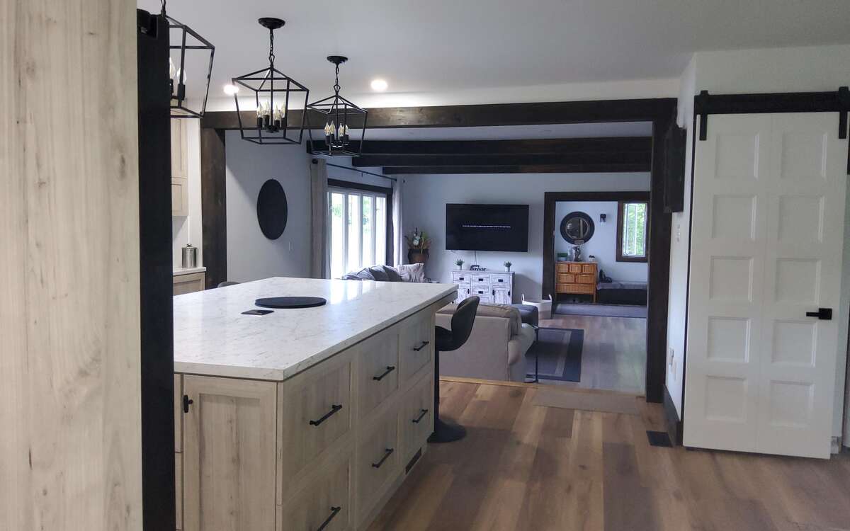 2 Bed, Serene Family Home on 1.8 Acres with Pond