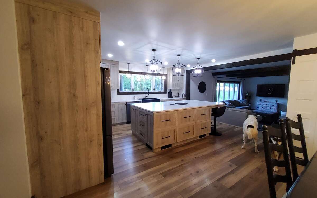 2 Bed, Serene Family Home on 1.8 Acres with Pond