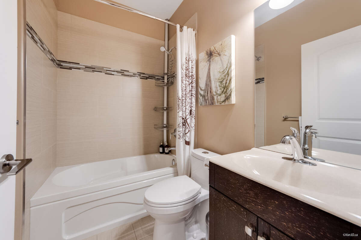 2nd Floor Main Bathroom