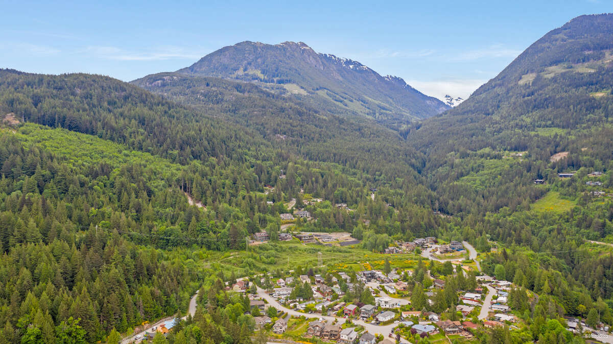 Surrounded by Sky Pilot, Co-Pilot & Mount Sheer