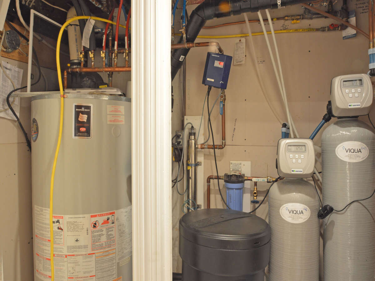 Abundant treated water for the entire home thanks to a water system and large-capacity water heater.