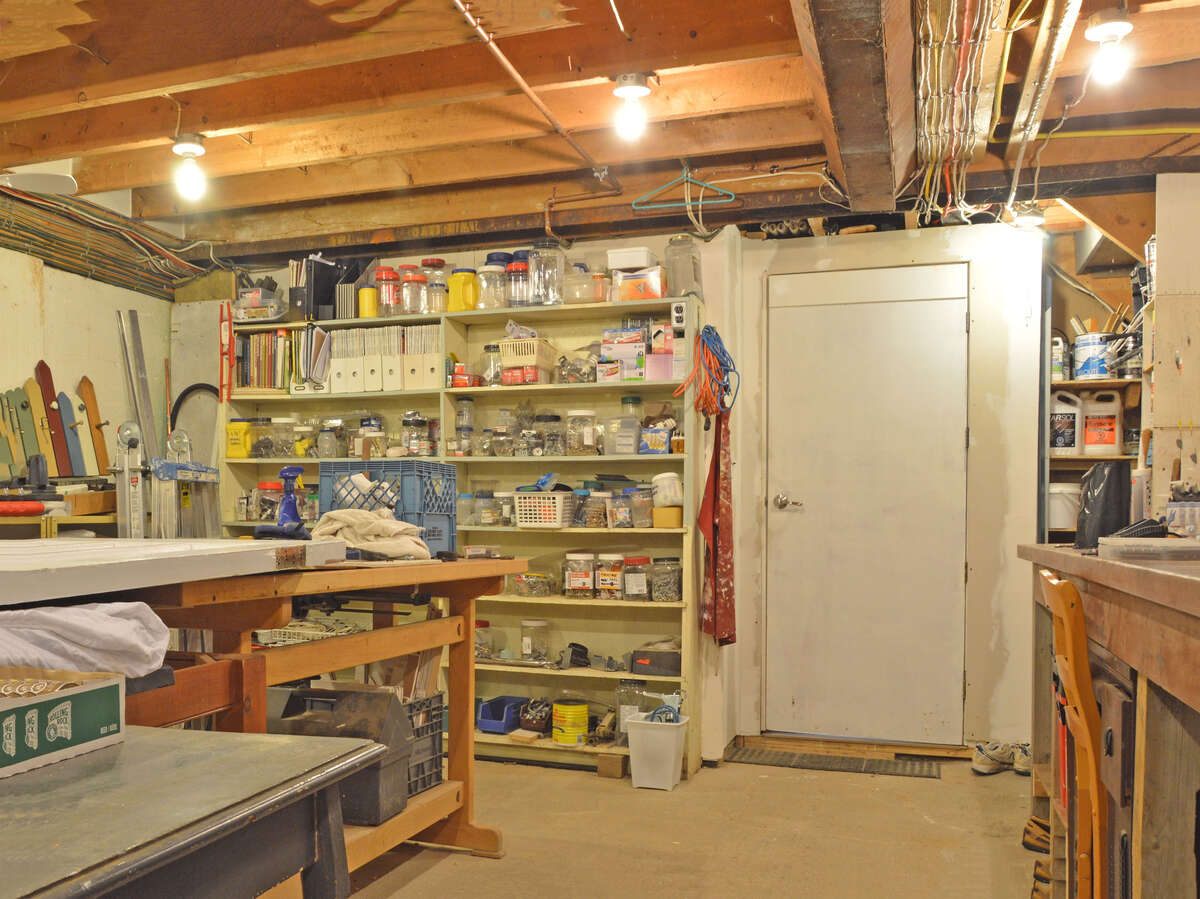 Fully equipped workshop, ideal for the craftsman or DIY enthusiast. Ample space for all your tools.