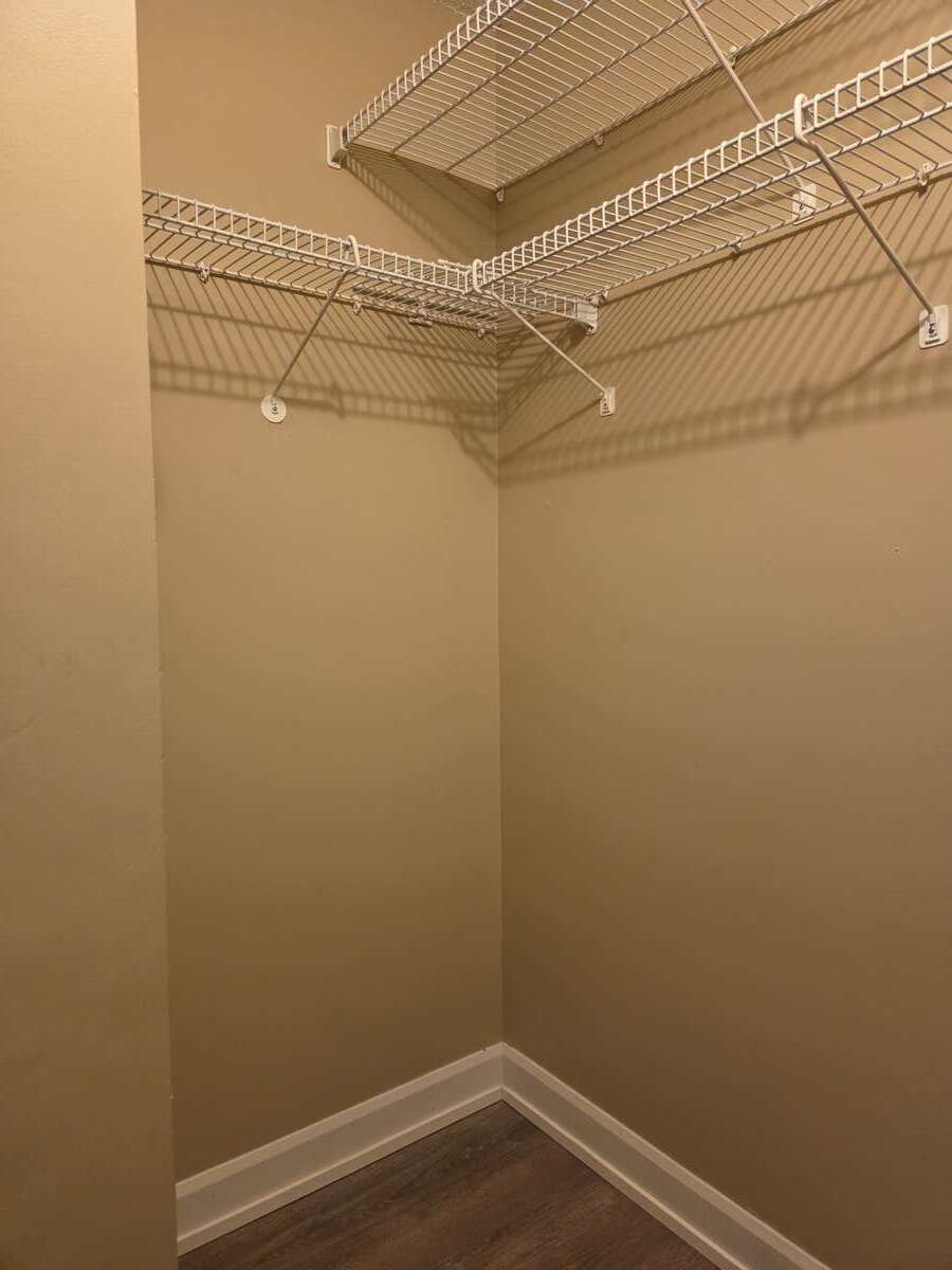 L-shaped nook in master walk-in