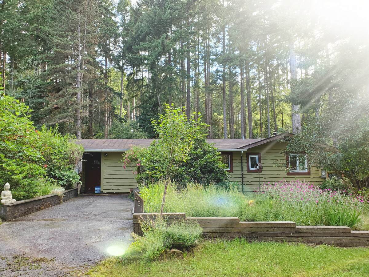 House / Detached House / Recreational Property For Sale on Gabriola Island, BC - 4 bed, 2 bath