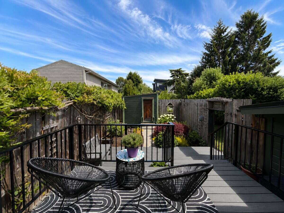 A Rare James Bay Find with Expansive Yard