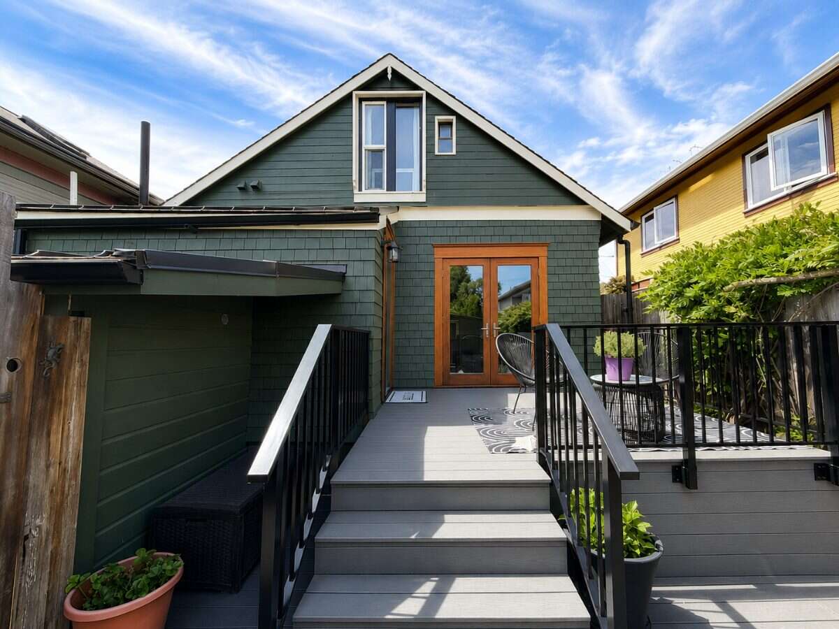 A Rare James Bay Find with Expansive Yard