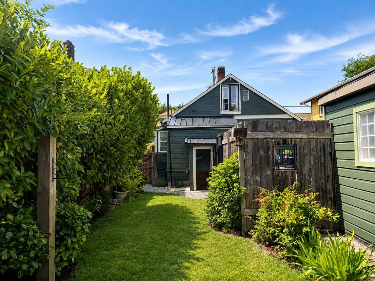 A Rare James Bay Find with Expansive Yard