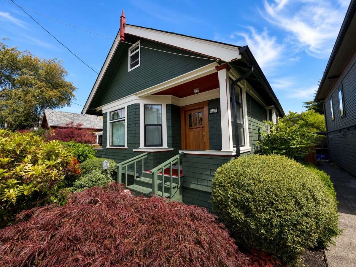 A Rare James Bay Find with Expansive Yard