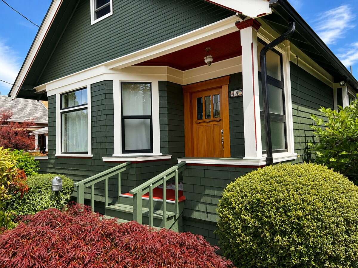 A Rare James Bay Find with Expansive Yard
