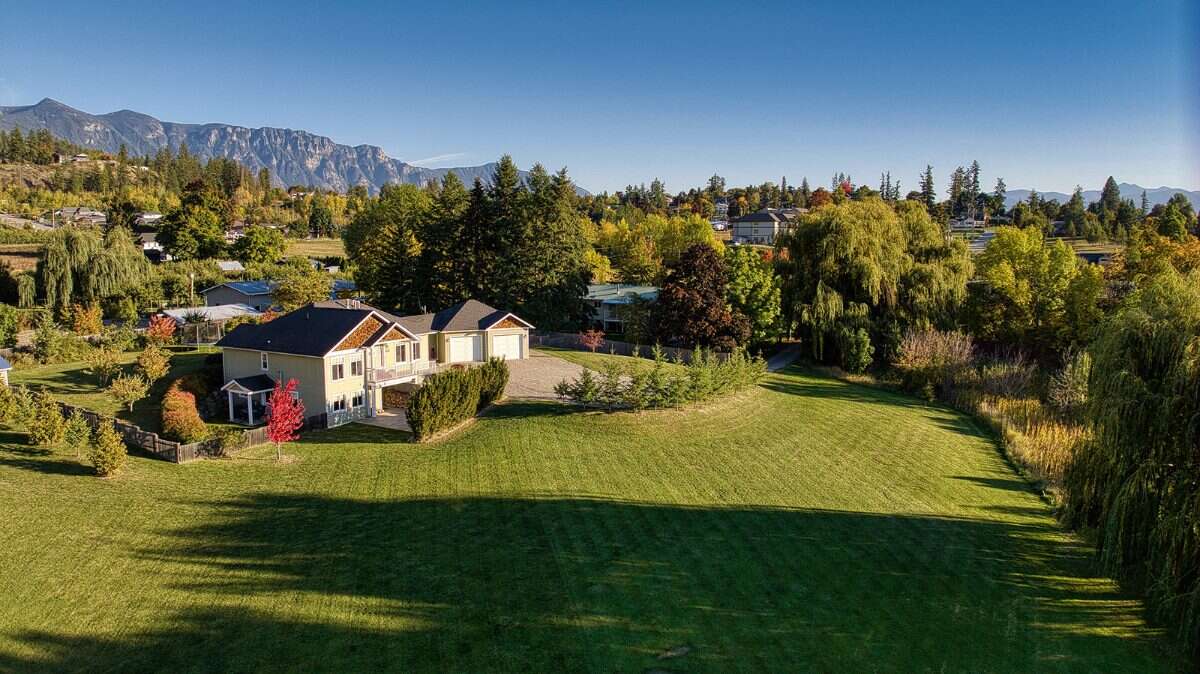Enjoy acreage living! 