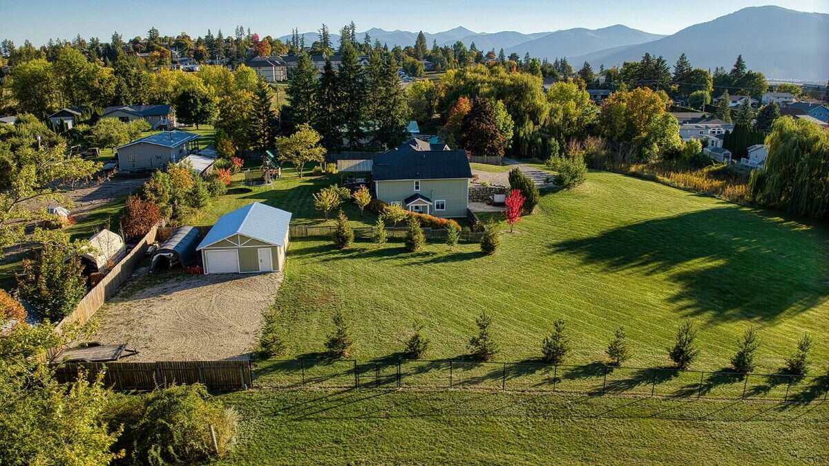 Enjoy acreage living! 