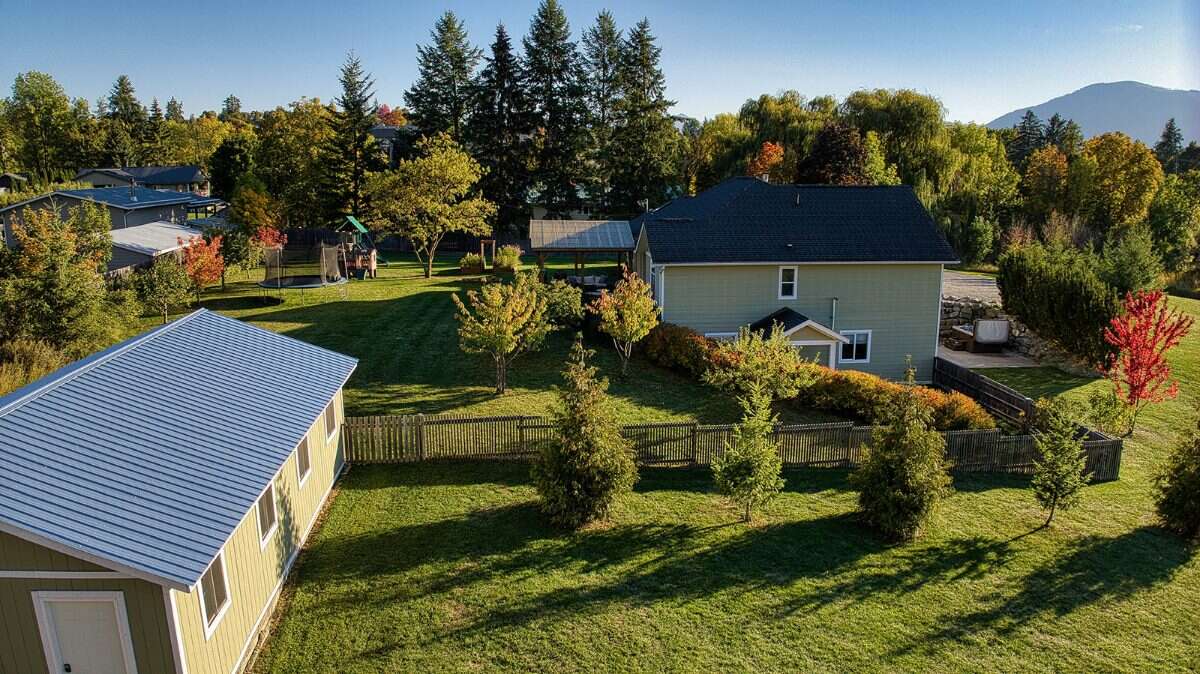 Enjoy acreage living! 