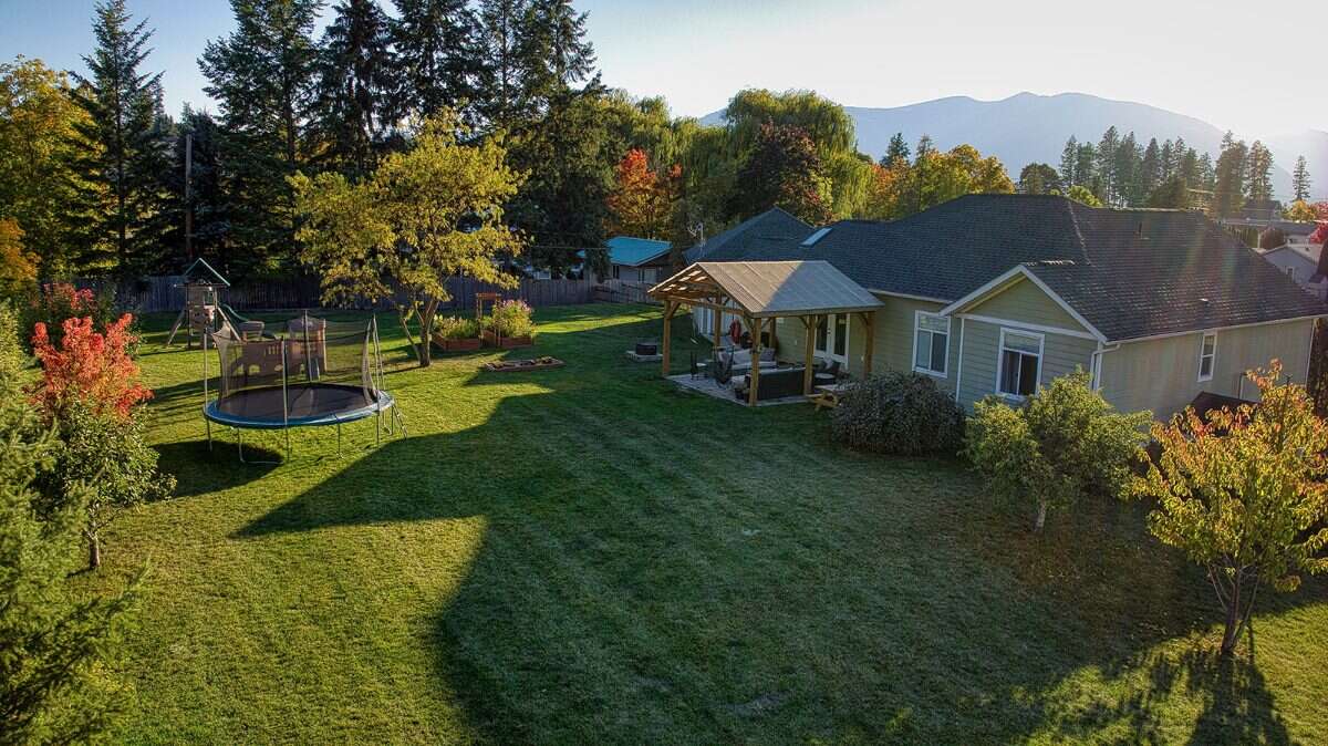 Enjoy acreage living! 