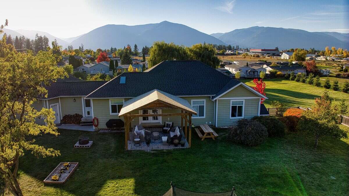 Enjoy acreage living! 