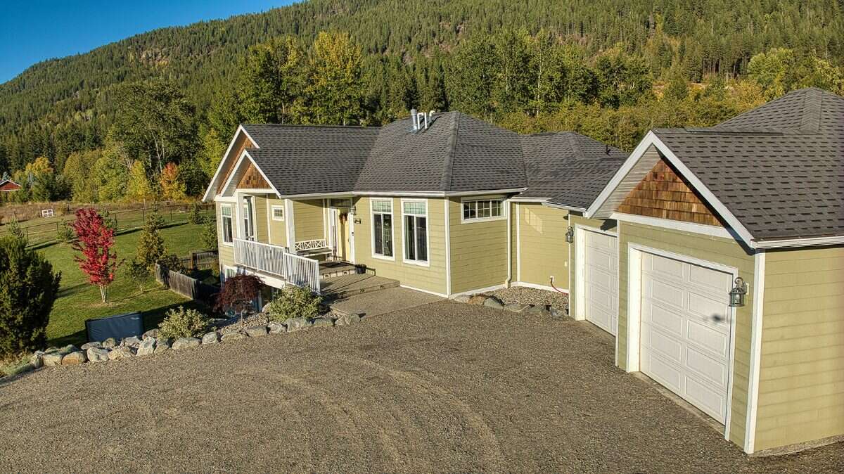 Enjoy acreage living! 