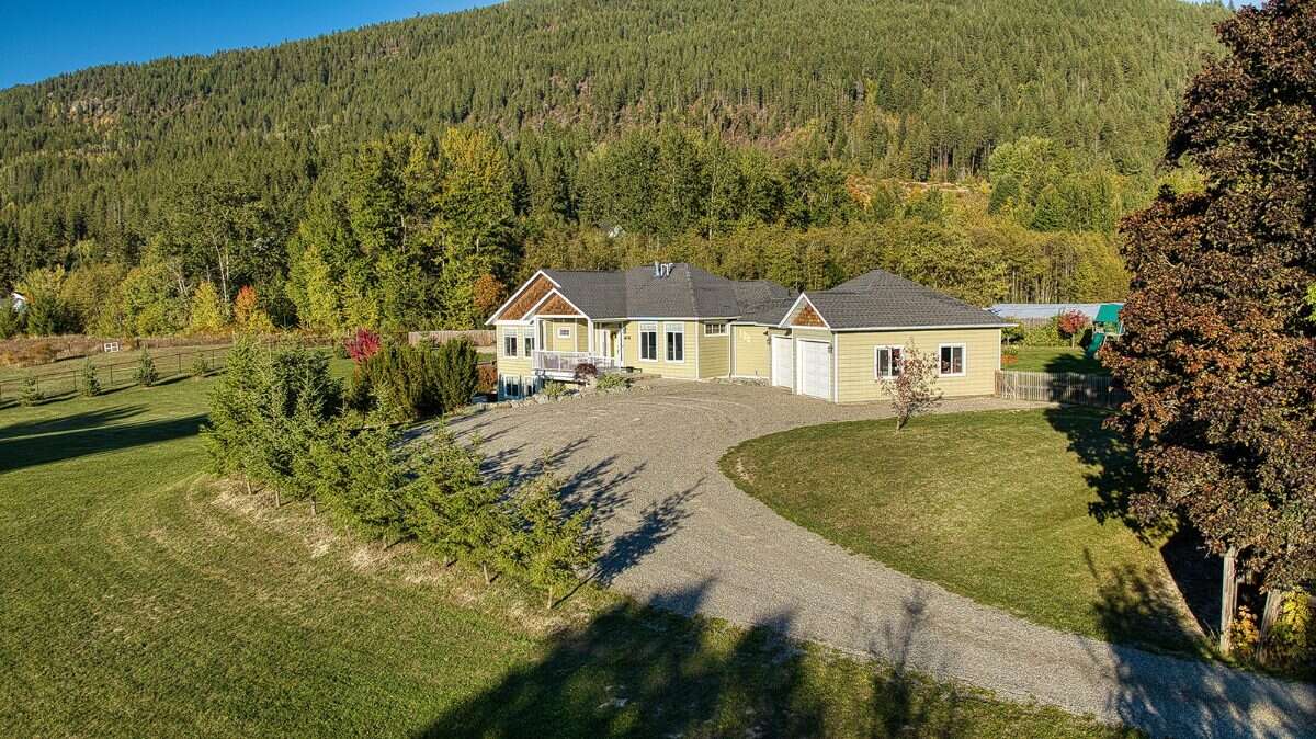 Enjoy acreage living! 